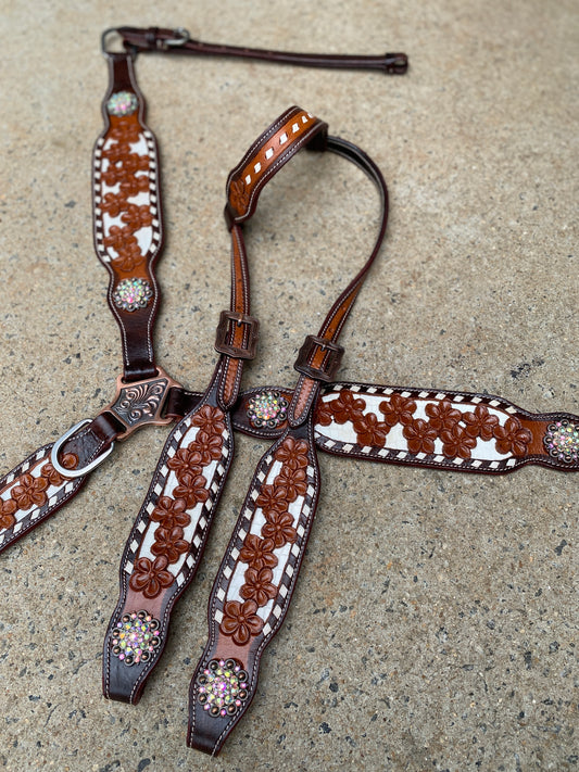 White Flower Tack Set